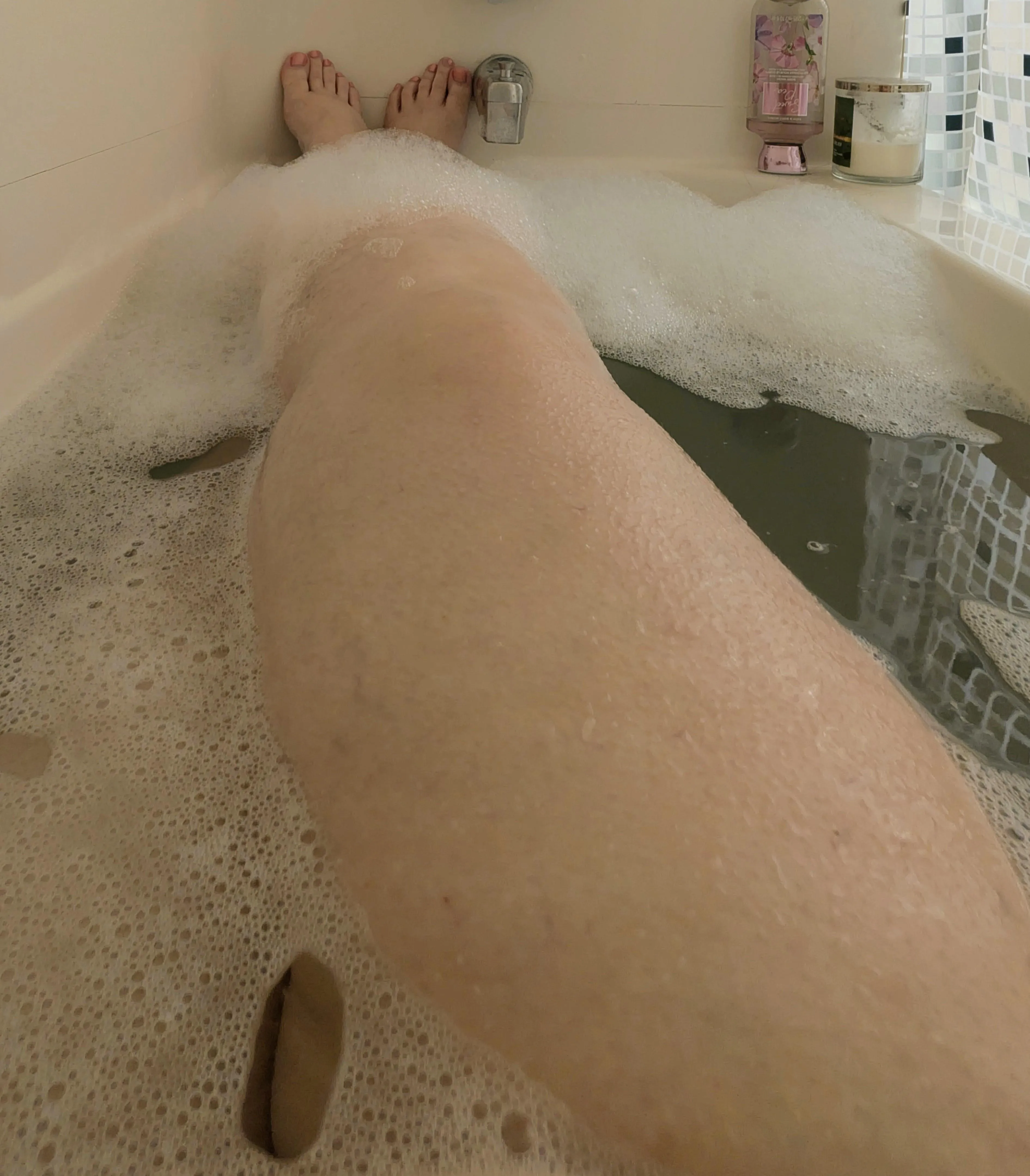 Steam rising, water glistening against my skin… A goddess always ends her night in pure indulgence. If only you were here, desperate to please me ❣️ Goodnight Gentlebeasts