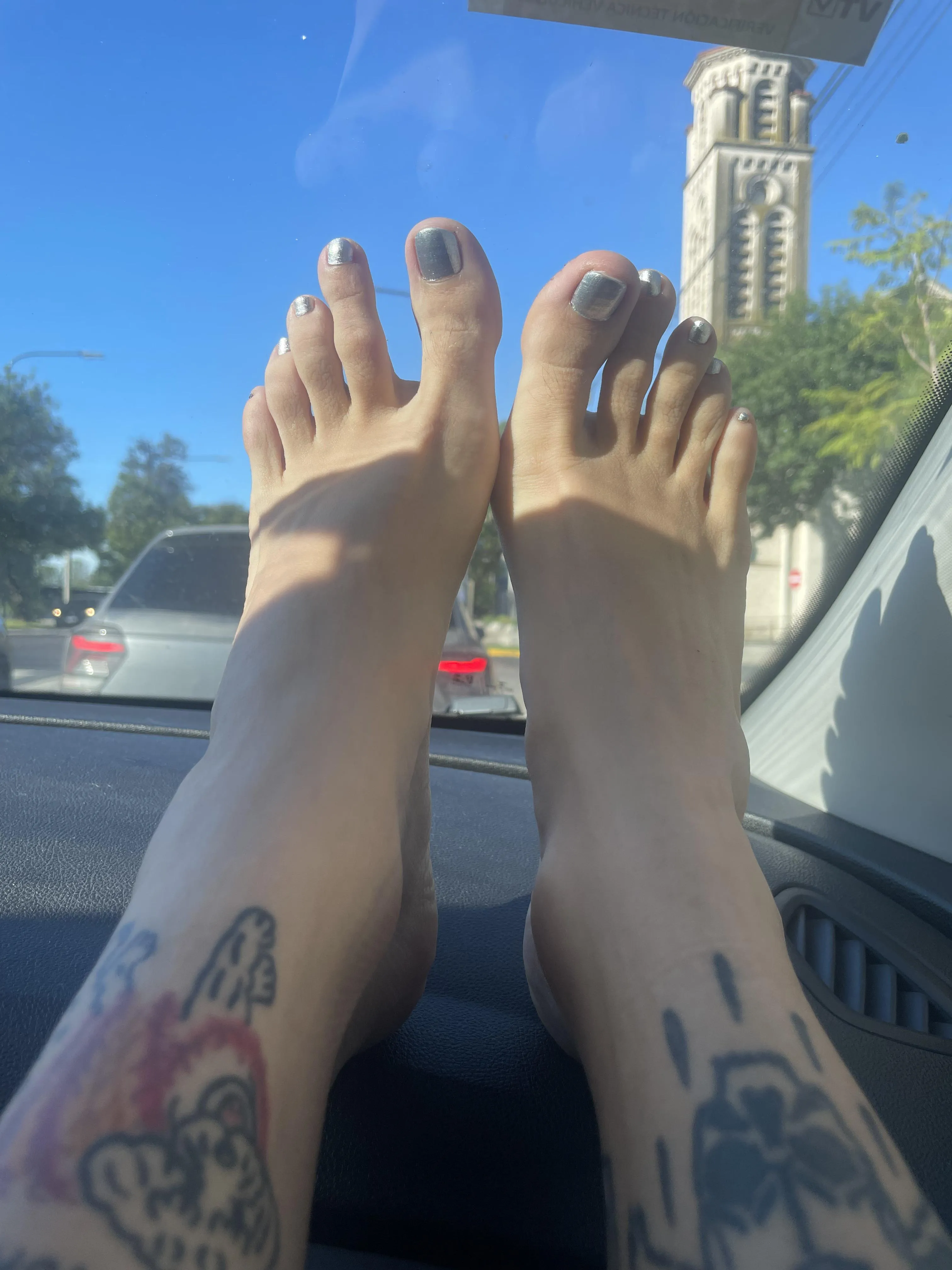 Sunny and chrome toes, do you find them interesting?