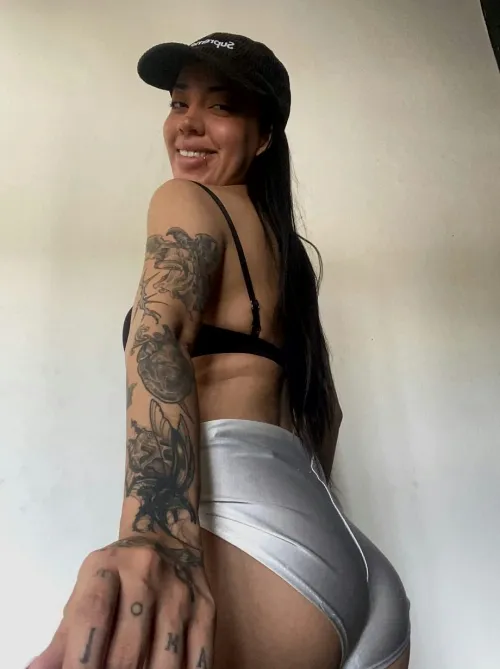 Tienimi la mano e lascia che il romanticismo riscaldi i nostri corpi.