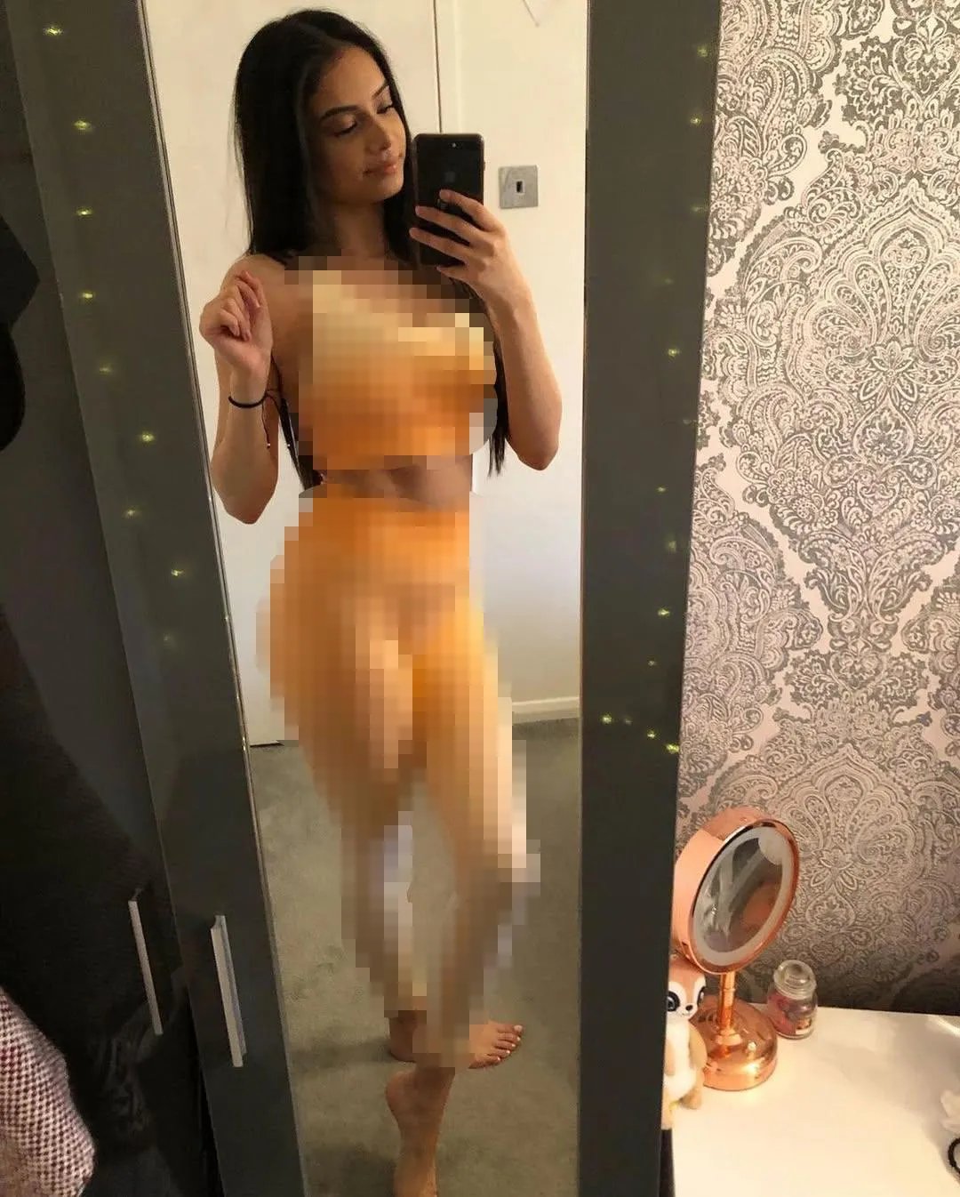 Uh uh, eyes down 👇🏼