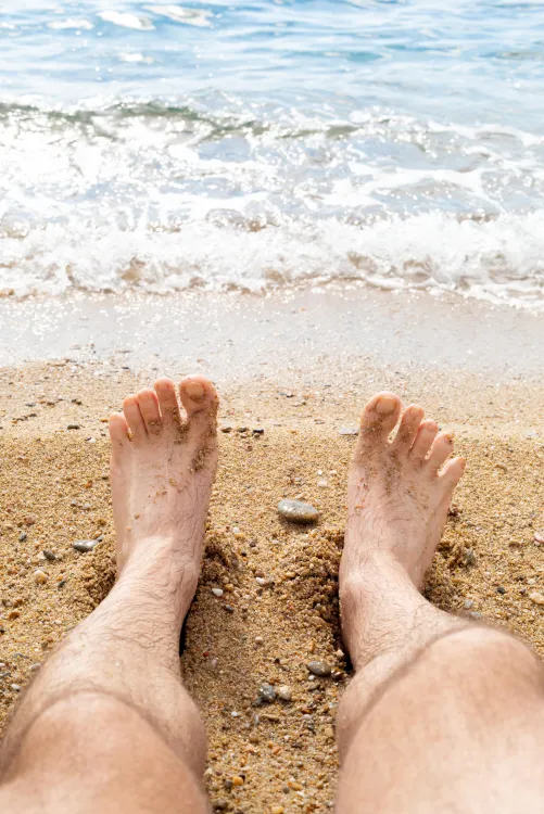 Warm sun, bare feet, and the perfect view… now all that’s missing is you 😏👣☀️