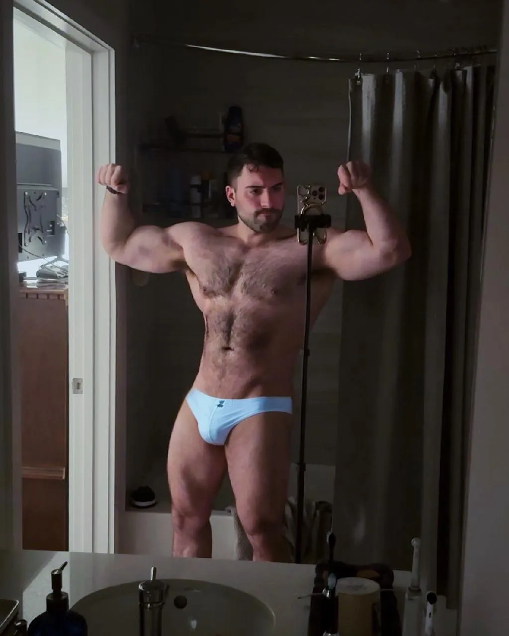 Who wants to be a good boy and worship me this morning 😈