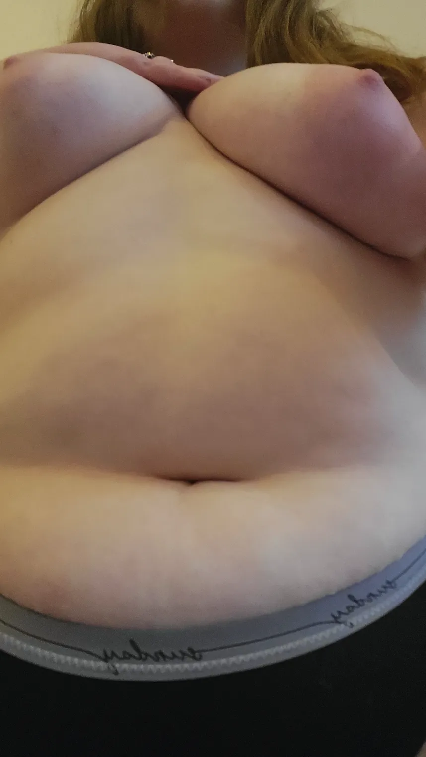 Would love to sit on your pretty face xD