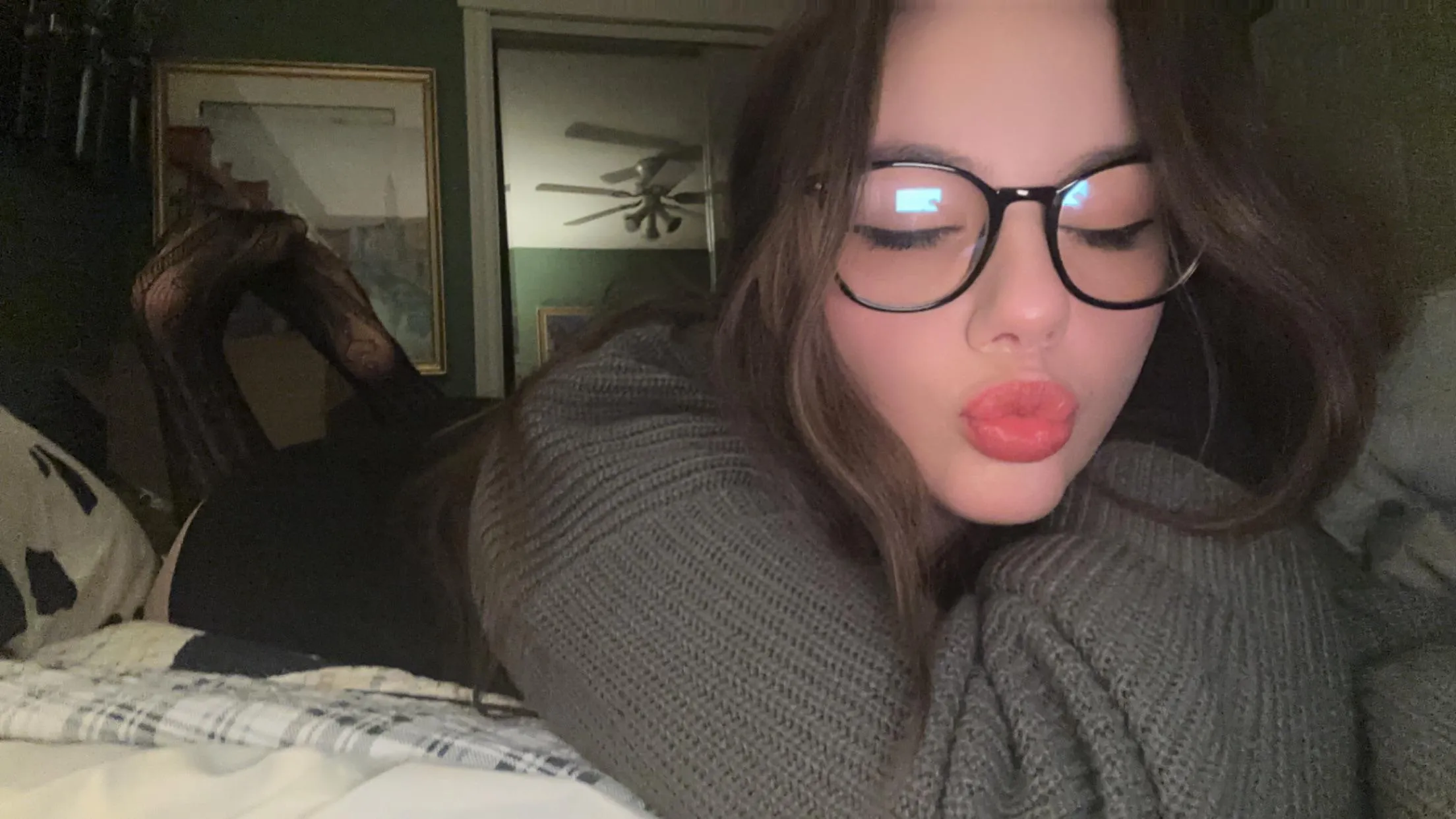 Would you suck on sweaty gamer girl feet? 👣 💦