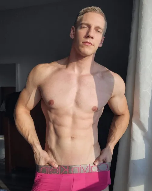 Would you worship all of Daddy's muscles 💪🏼😏..?