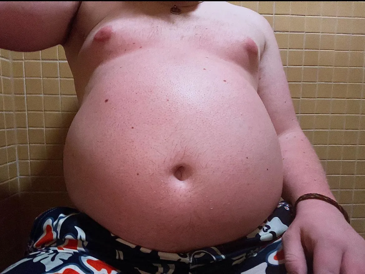 (19) This blubber gut has so much attention at the pool right now!! 🐷🐷😳