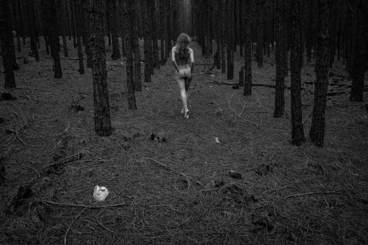 A beautiful lady in a forest 🌳