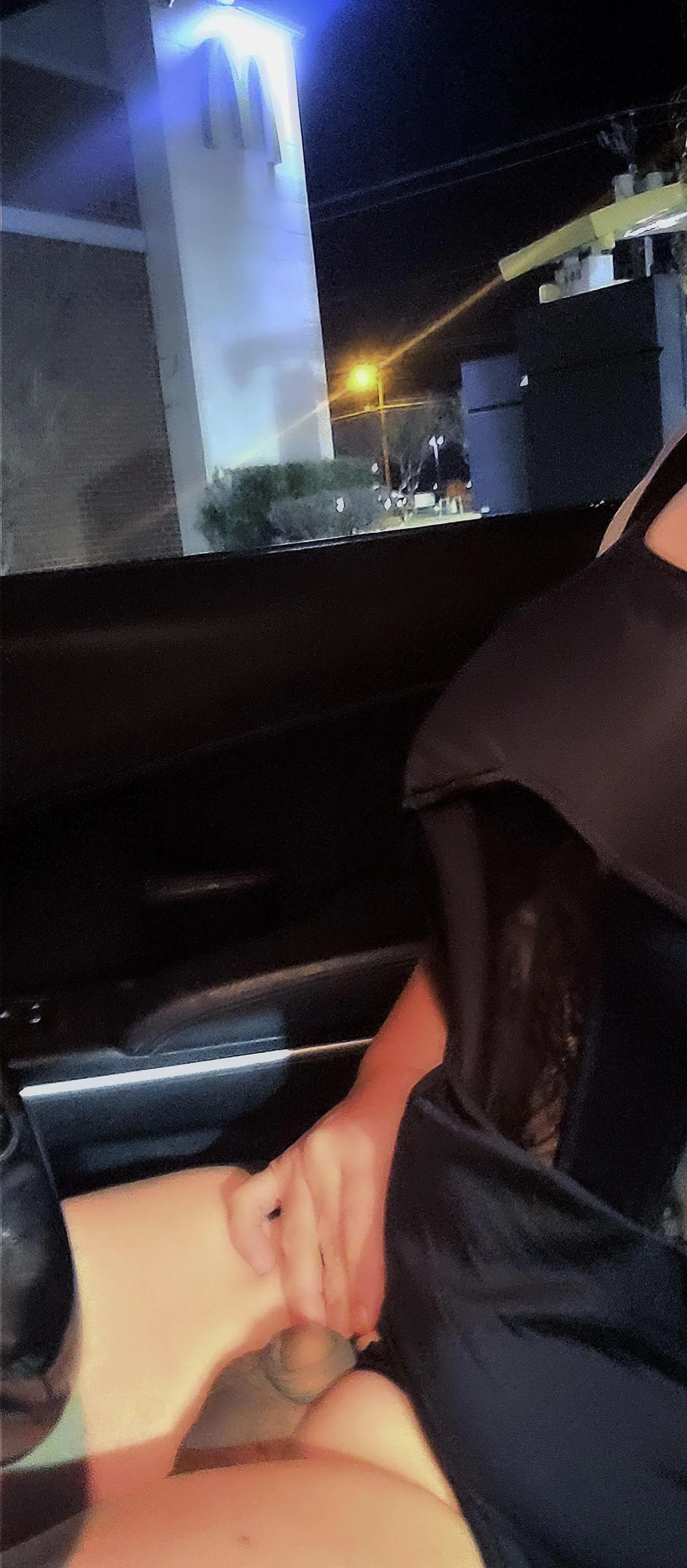 Anyone want to do a car dinner date with me 🫦😋