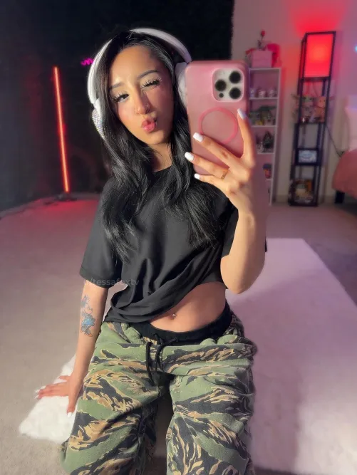 being 4’11 has its perks ;3