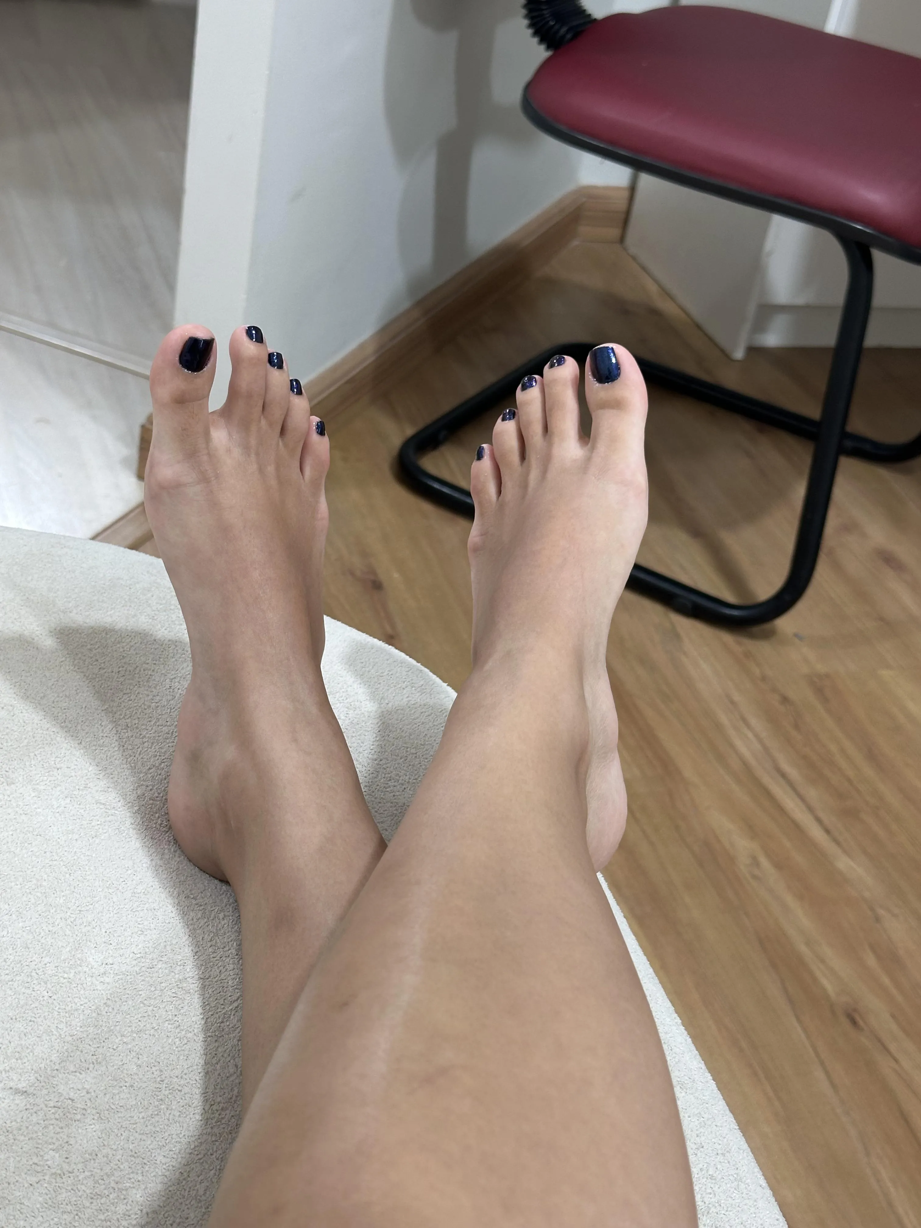 I don't know why, but I like and dislike my feet at the same time...