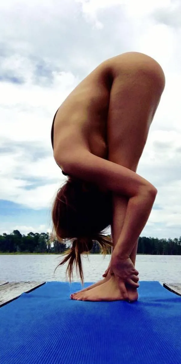 I feel so free being naked and doing yoga outside 20F