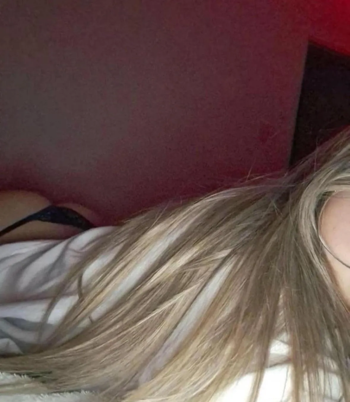 JE ME DÉPLACE DANS TA VILLE 🥵😱 Je suis une petite étudiante qui n’a vraiment plus de sous, alors je vends mon corps et tout autre chose 👀😈💦 Viens me DM 🥵