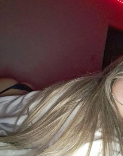 je suis une petite étudiante qui n’a vraiment plus de sous, alors je vends mon corps et tout autre chose 👀😈💦 Viens me DM 🥵