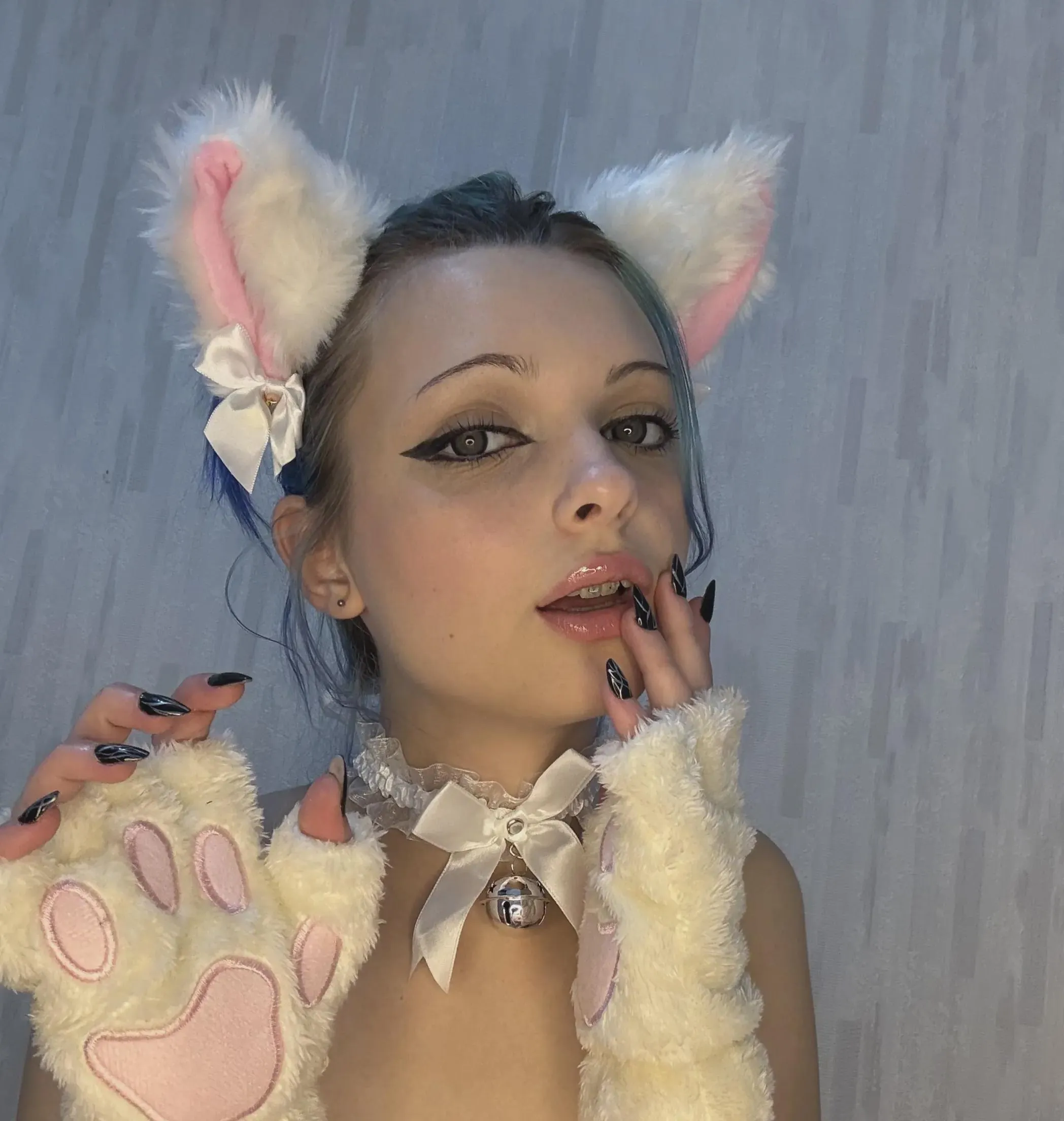 Kitties are always very seductive