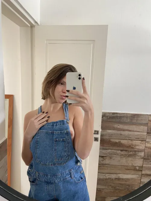 My favorite perfume always completes my sensual vibe. (F21)