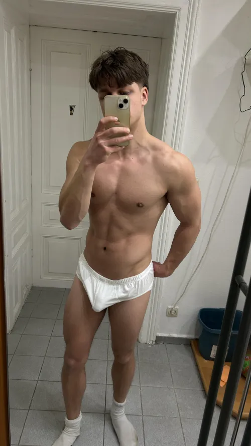 [20]Rate my bulge from 1 to 10
