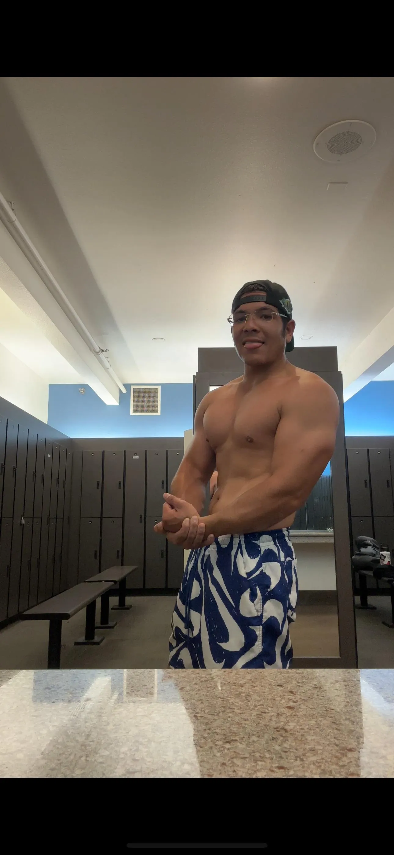 Anyone wanna hang out I can host dm me im in Kona let's have a good time