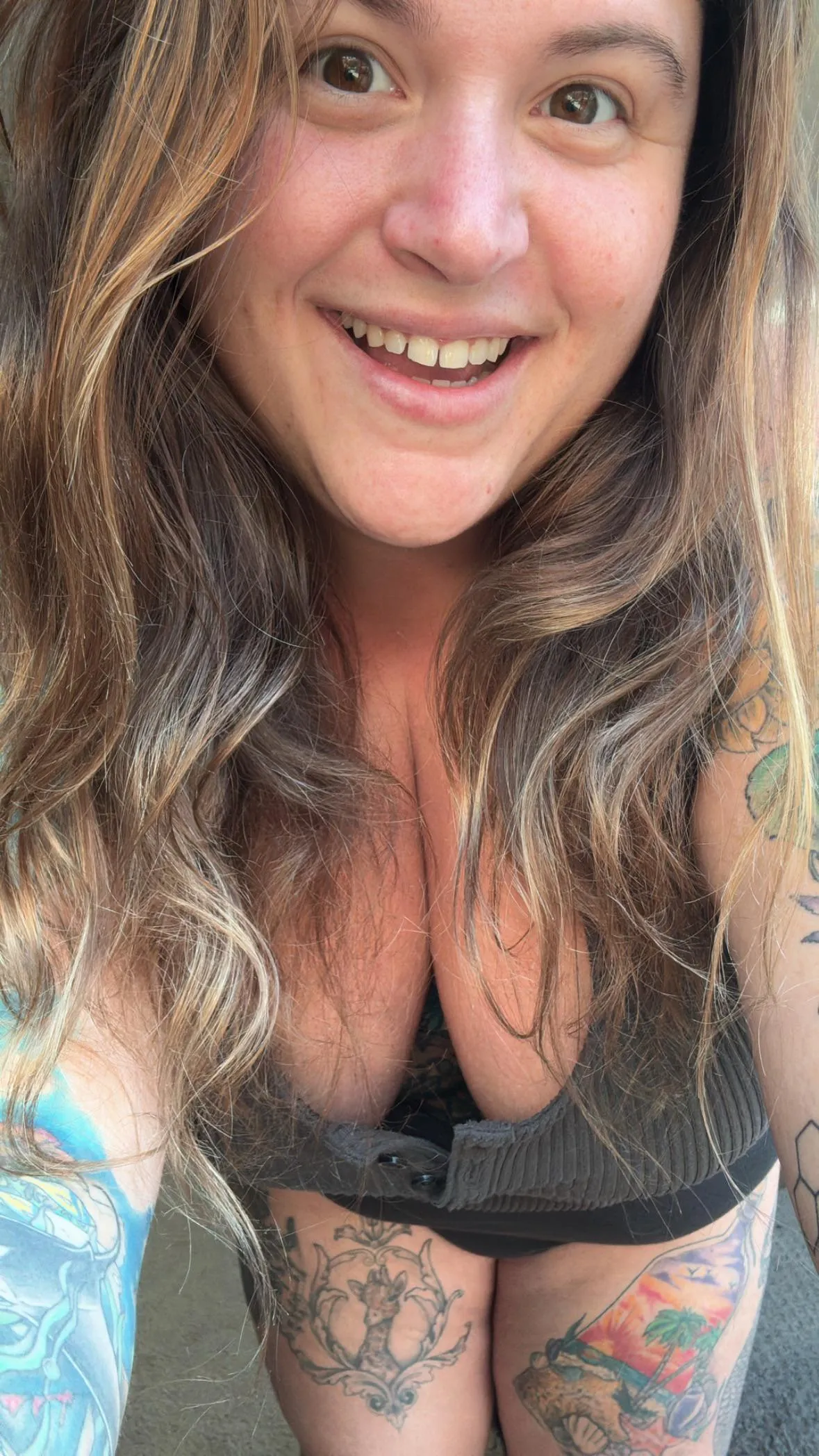 Flirtatious bbw covered in tattoos, happy Friday!