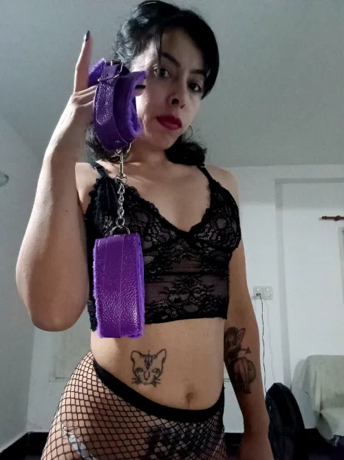 Hands up, or hands tied? Your choice. 🔗👑