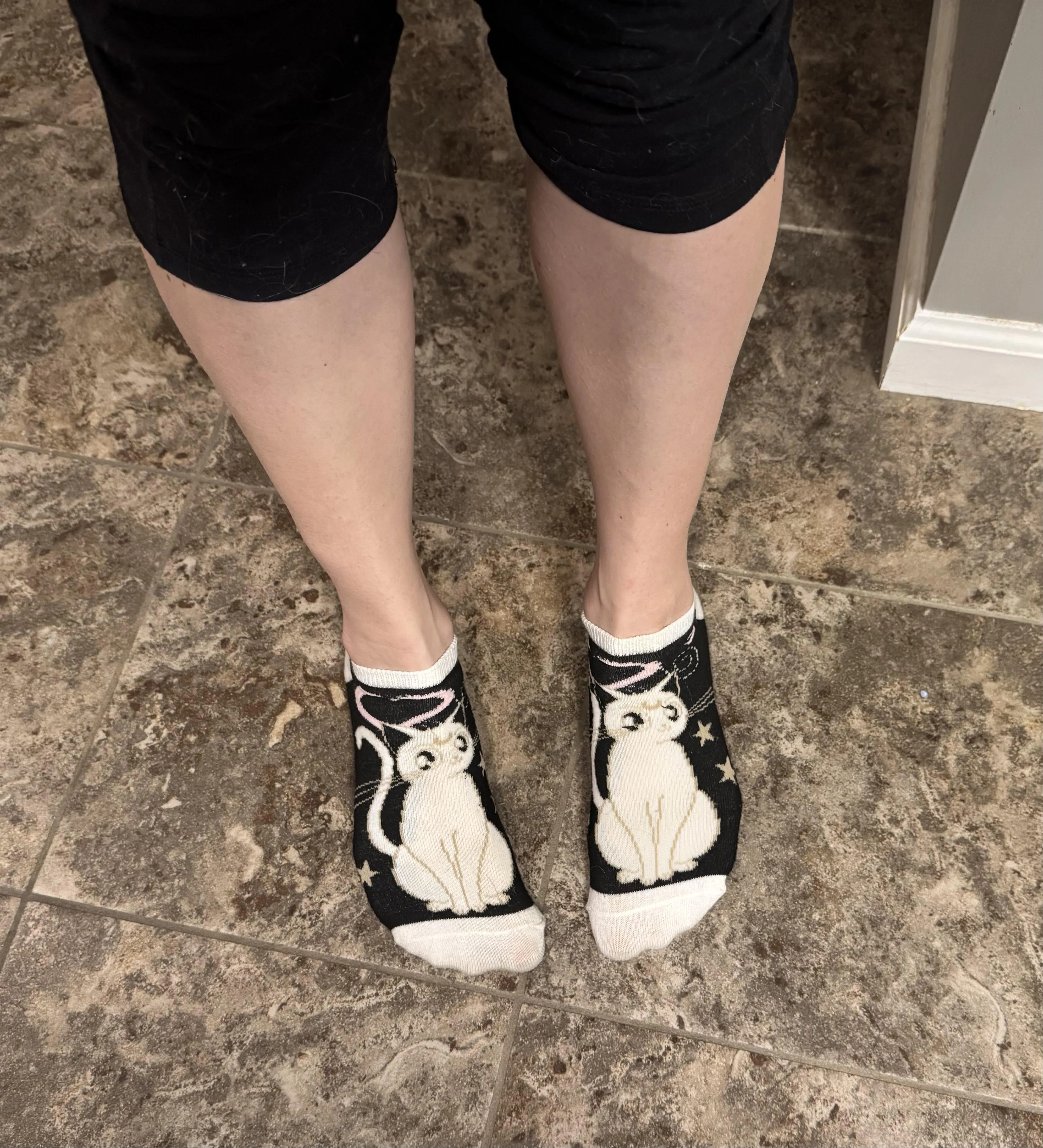 Here's another cute preworn pair (4 days of wear). I've bought and sold this set twice 😂