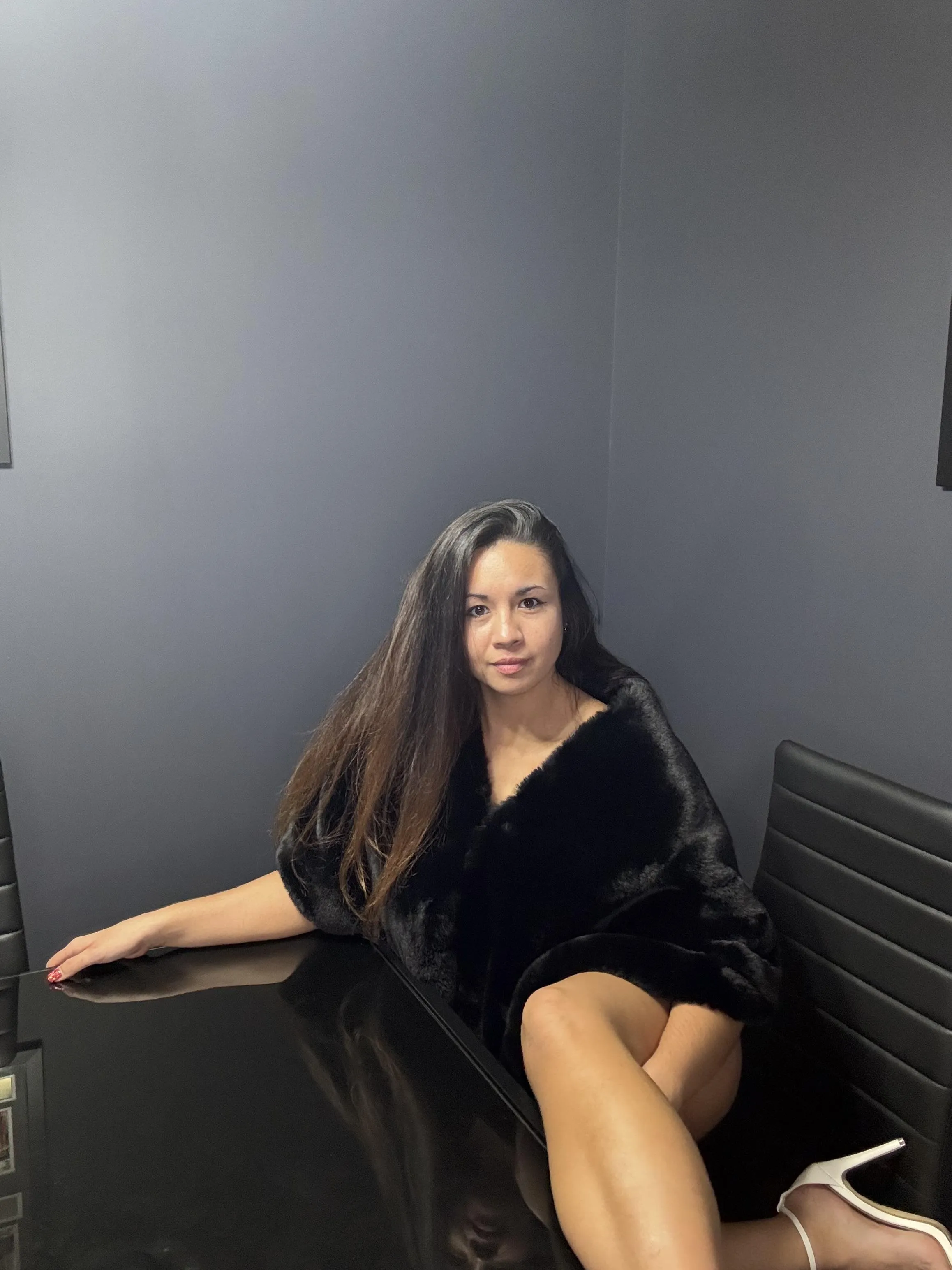 I want to pose while wearing fur for you all day.