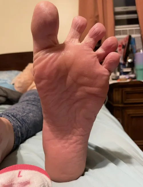 My sweaty big foot is ready to make best friends with your nose after my run 🥵💕