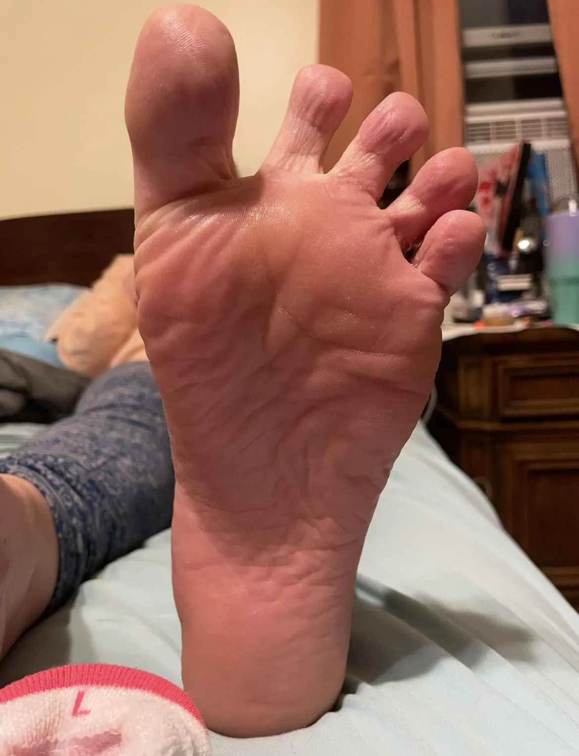 My sweaty big foot is ready to make best friends with your nose after my run 🥵💕