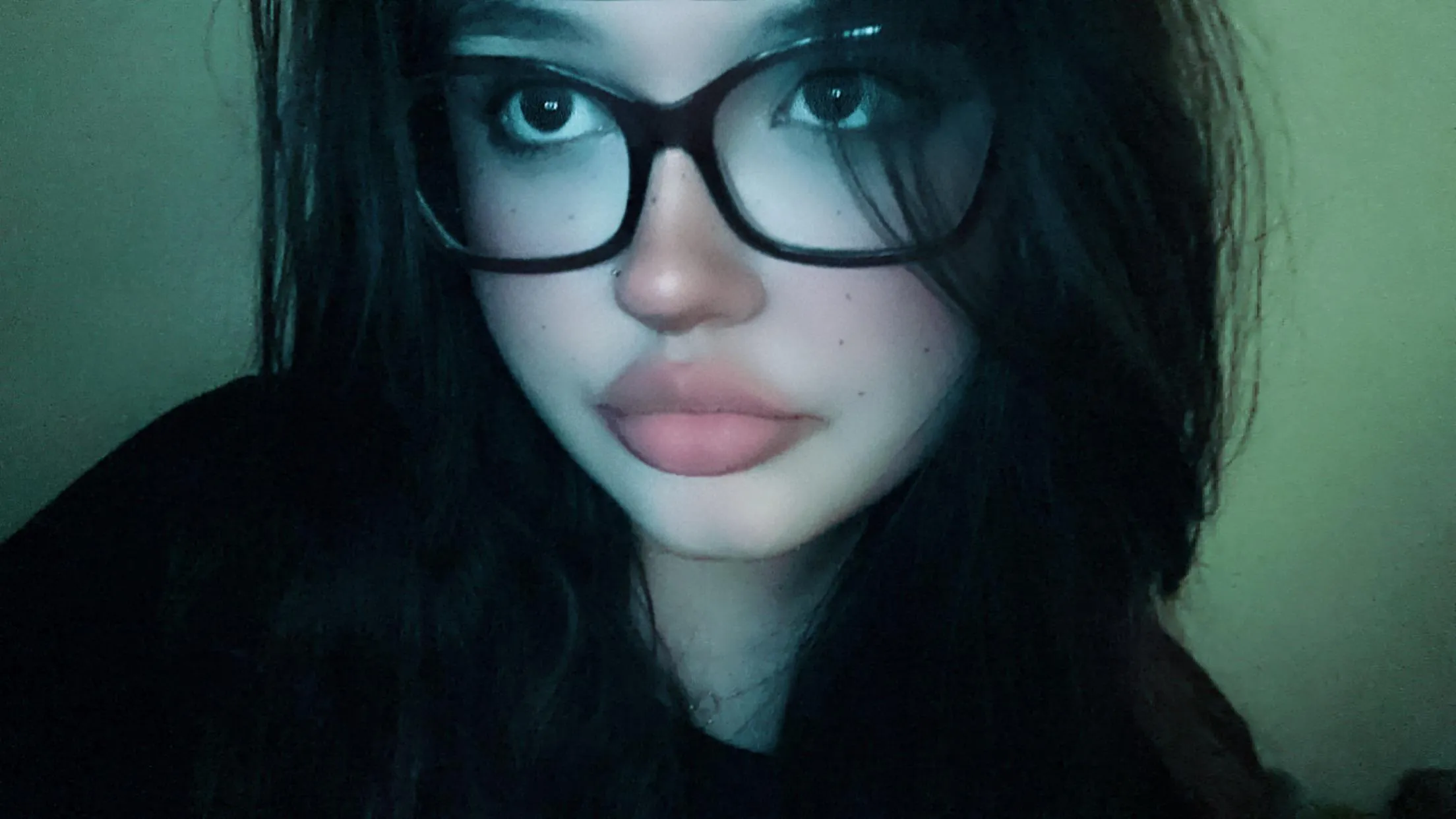 pale lips in the blue light🩵