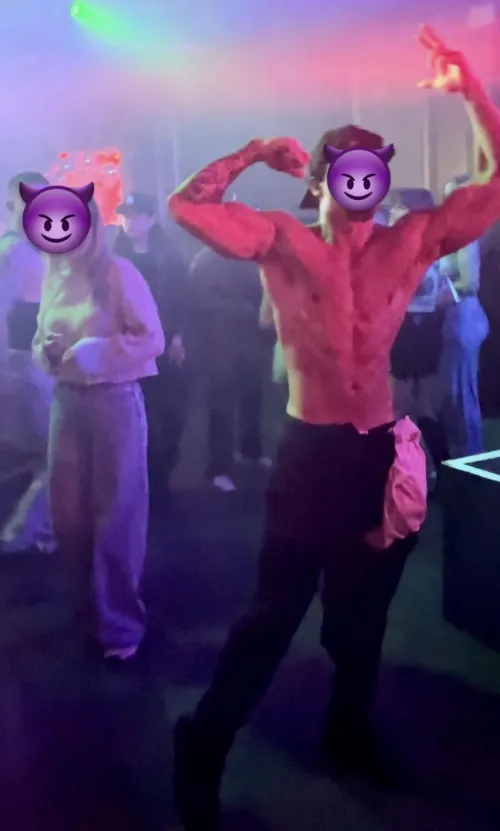 Quick bicep flex at the club while all nice and sweaty 😈😈😁