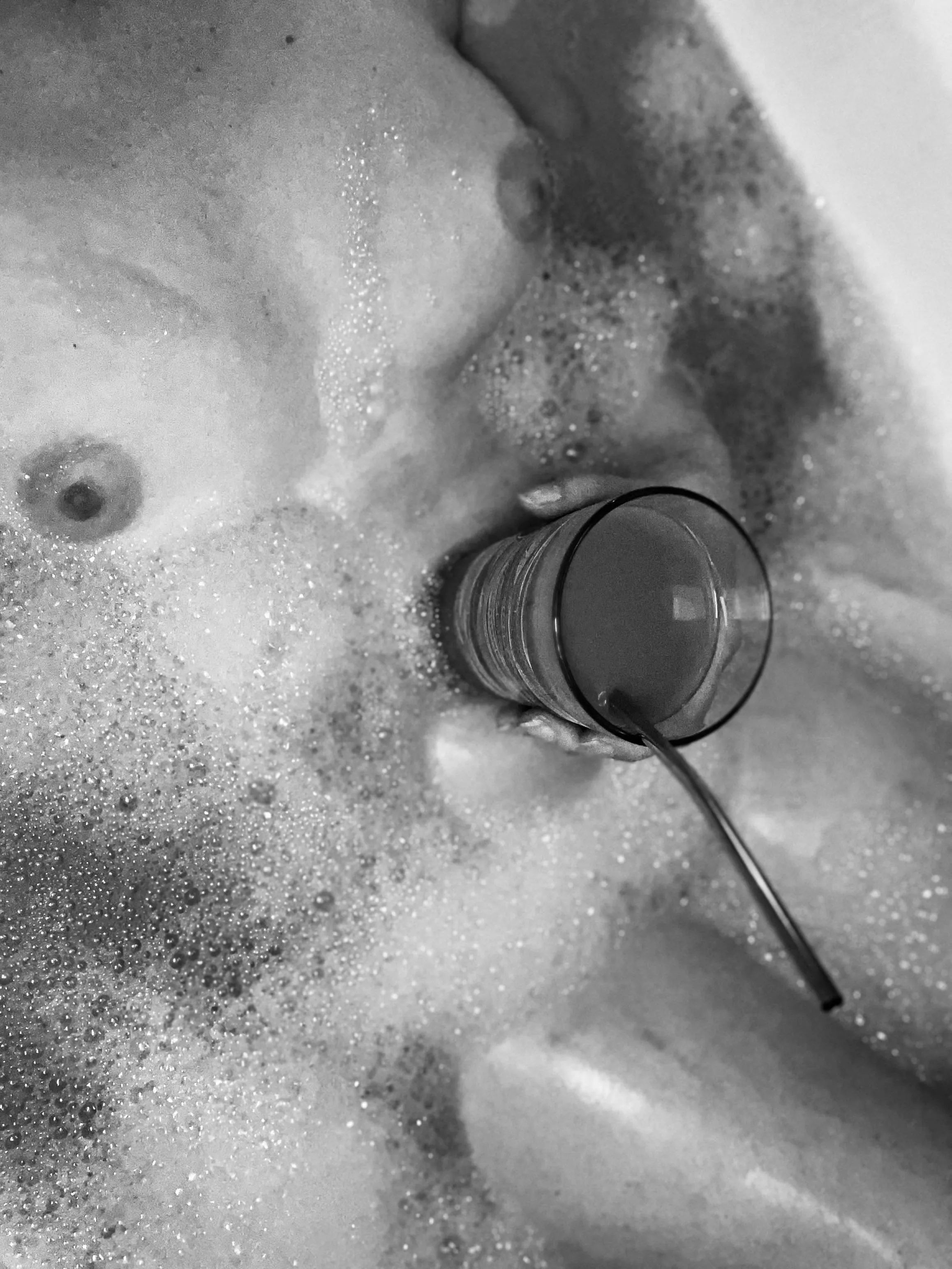 Rainy Monday morning means coffee and breakfast in the tub fir a slow start to the busy day☕️🤍