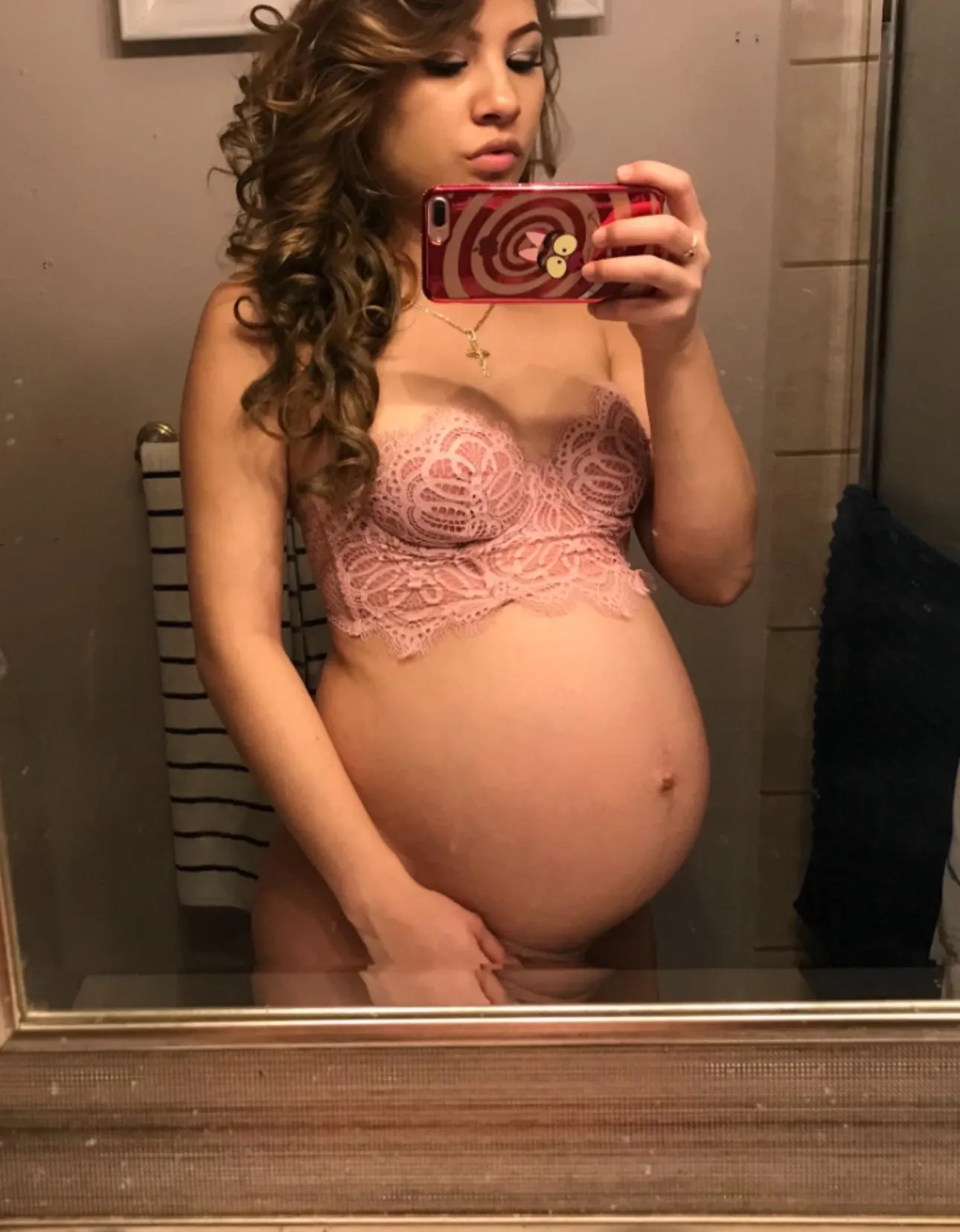 Sexy f 18 preggo smash or pass