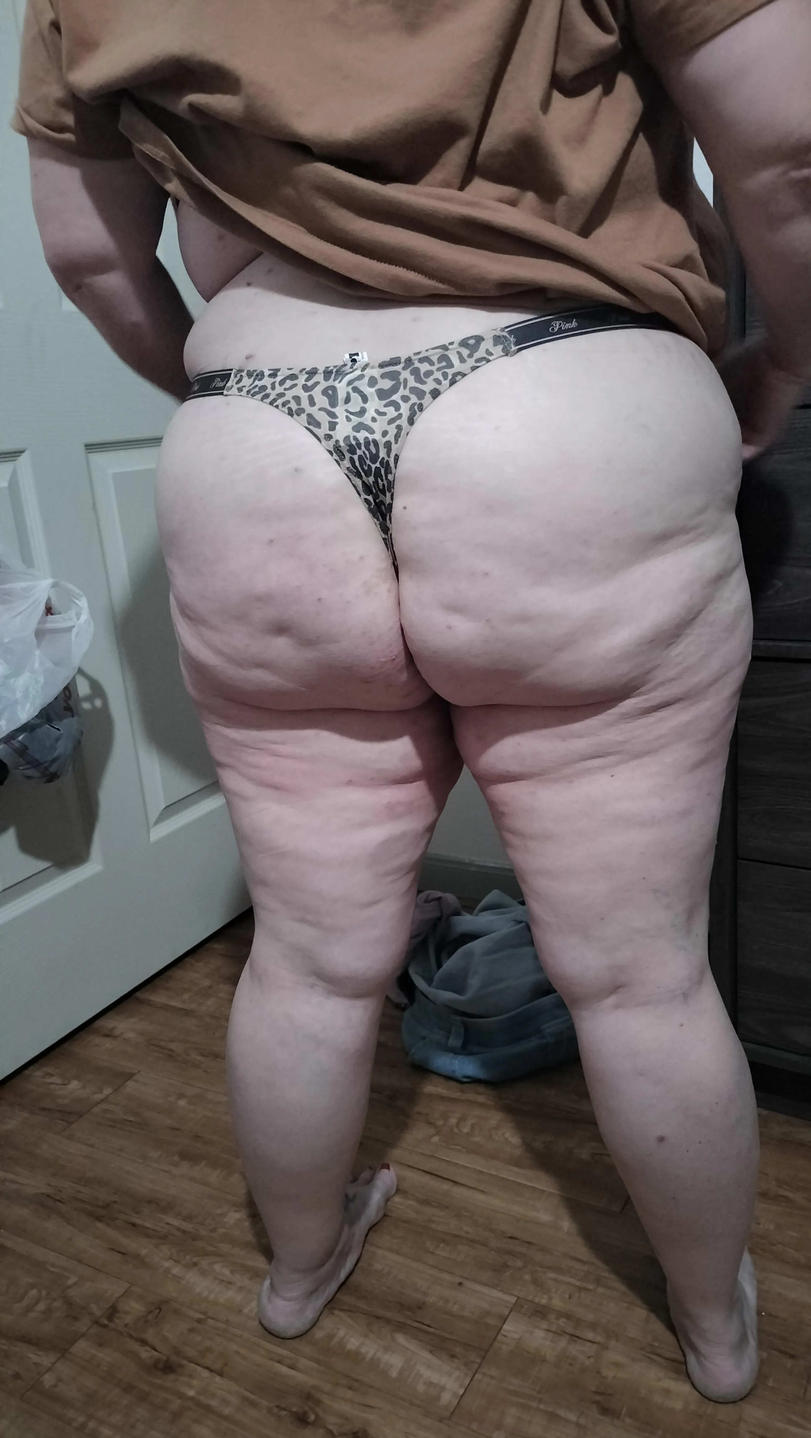 Showing off wife looking to swap pics