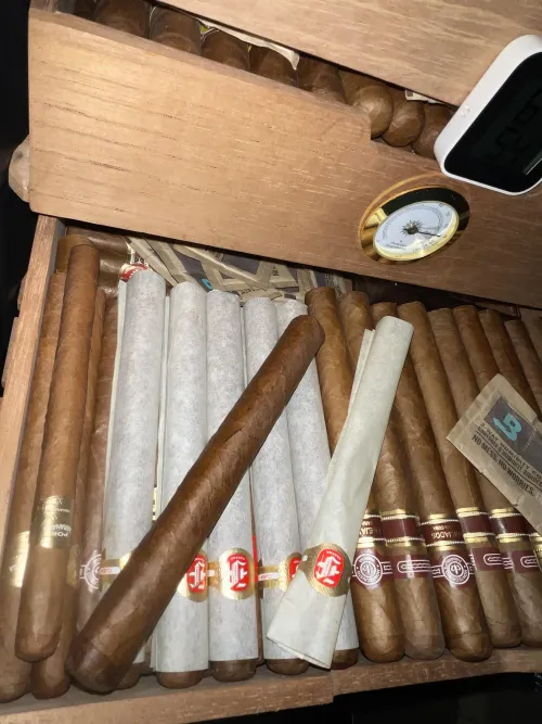 Quarter box of aged fonsecas from FOH just arrived.