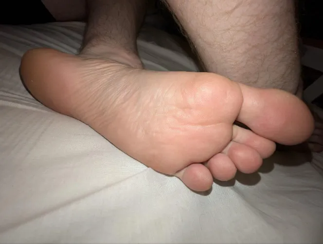 Any petite funsized guys with little feet into one massive overgrown guy? Love to compare soles, and cute and shy guys are my biggest weakness 🥵🥵
