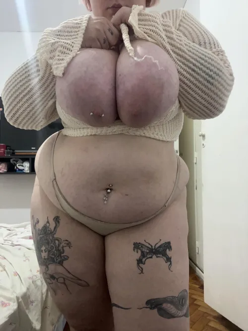 Caught my roommate staring at my titties today, I kinda liked it