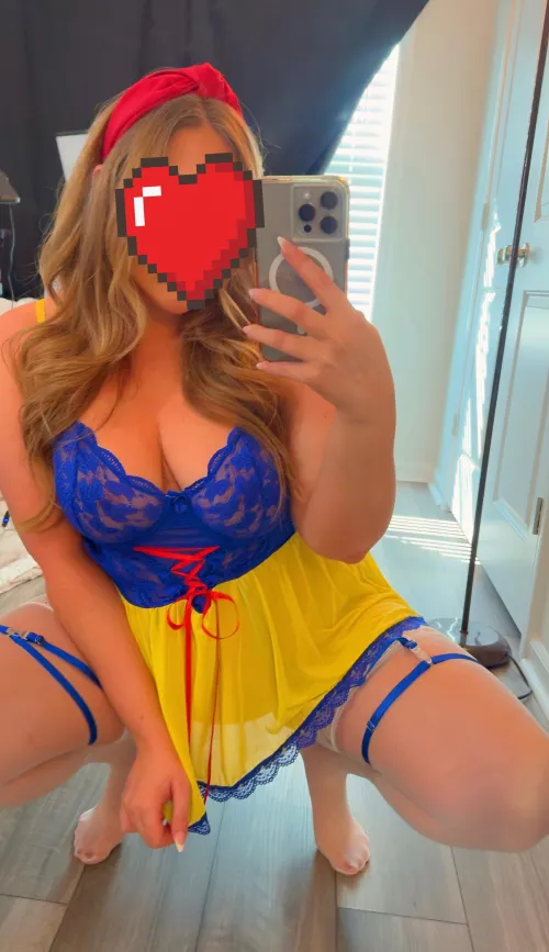 No dwarfs, just trouble 😈🍎