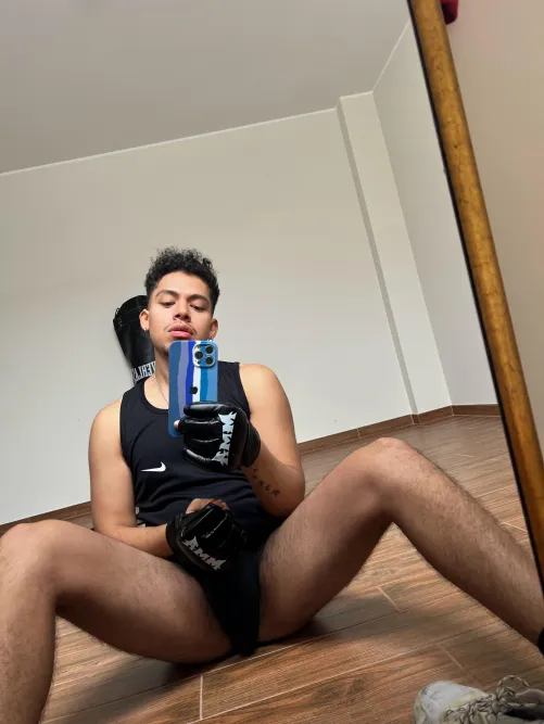 What do you think? Do you like seeing this MMA fighter’s legs spread open? 🥊