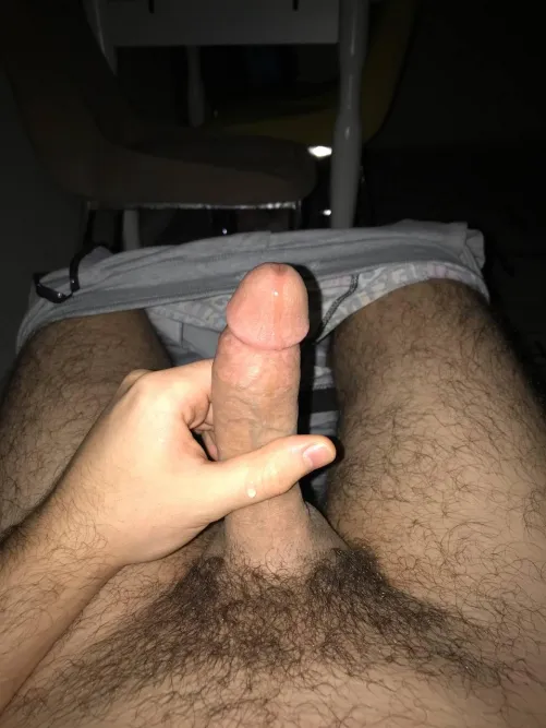 Zevk suyumu kayganlaştırıcı olarak kullanıp yarrağımın üstüne boşalacak bi bro var mı? Ben otururum ben yalarım diyenler yazmasın