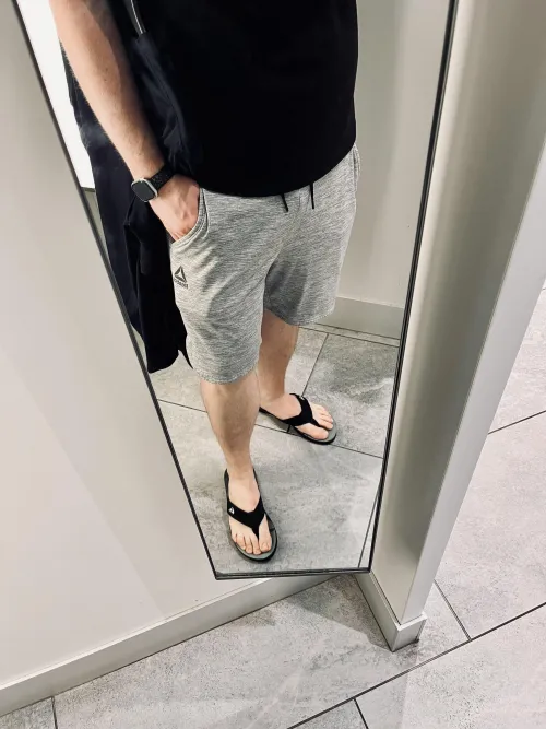Fitting room flip flop feet 🦶