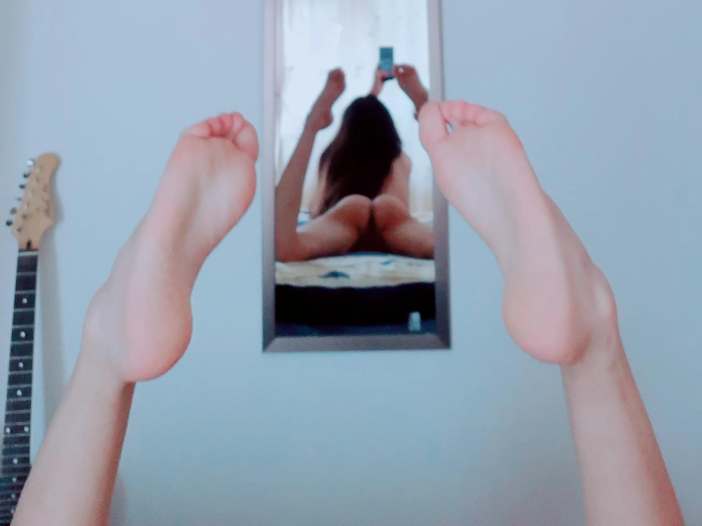 Hello, Everybody! How are you? Do you like my feet?? ☺️