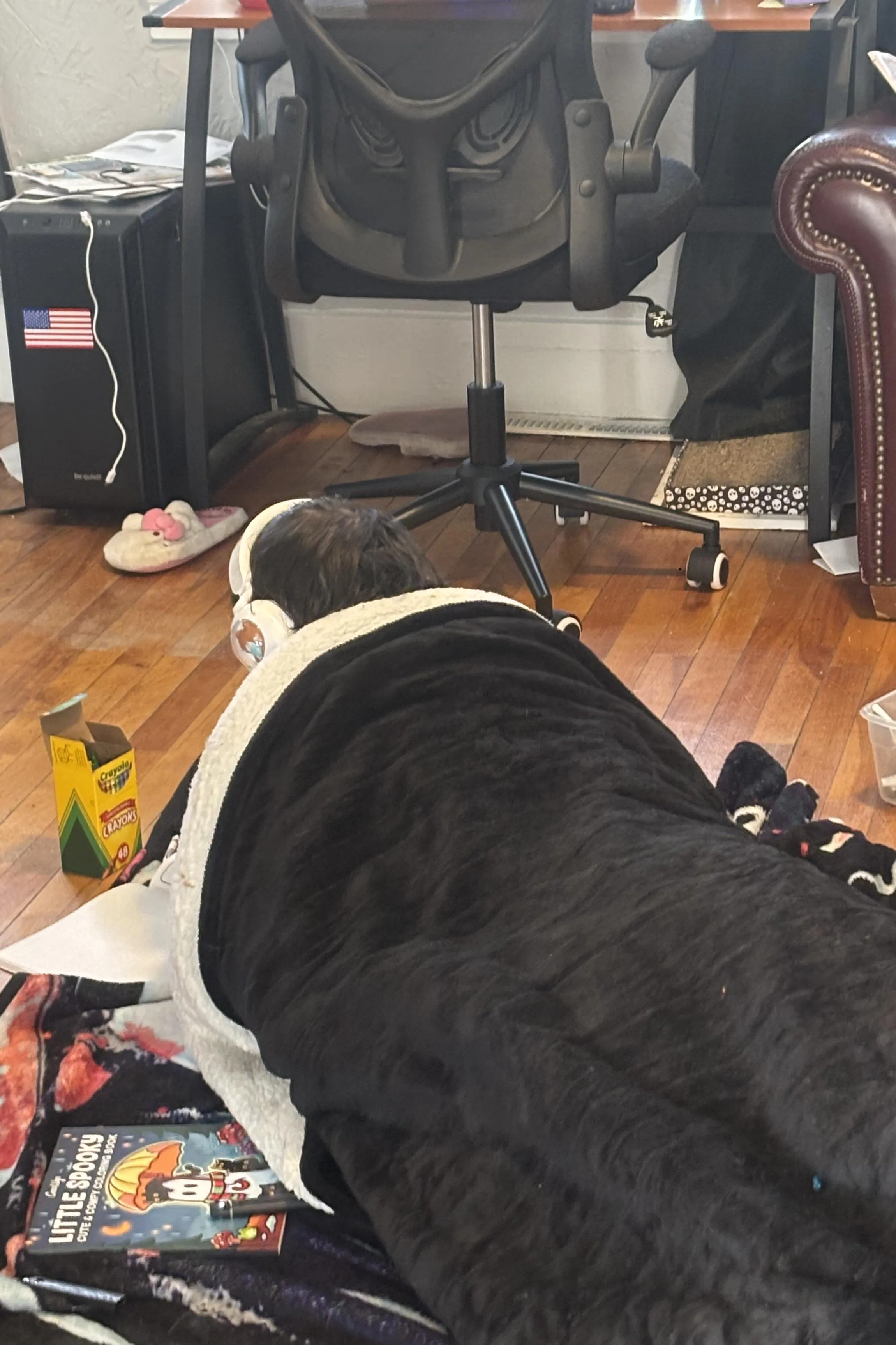 How I set up my little when I’ve gotta get some cleaning done around the house :3