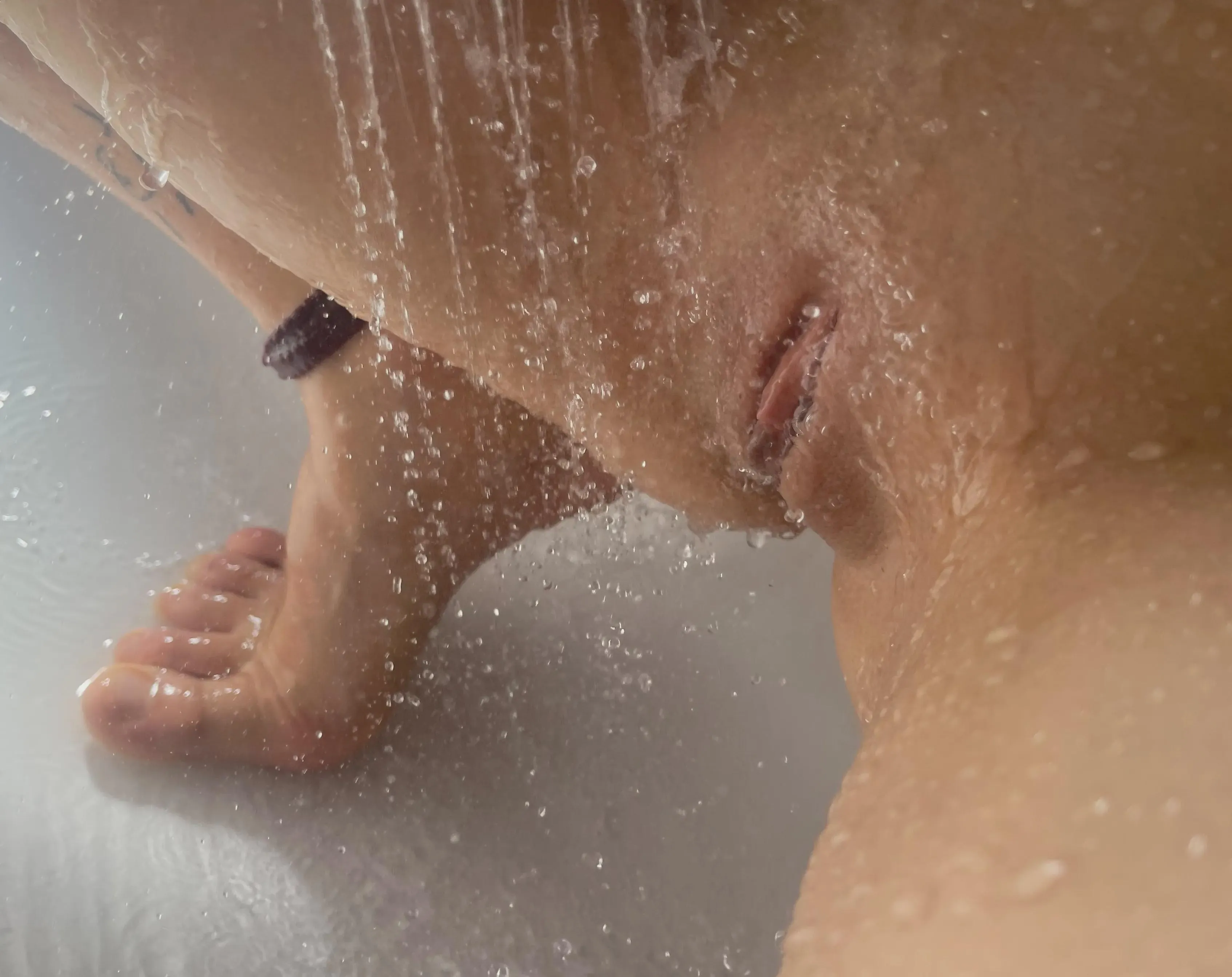 I like to caress my pussy with water pressure