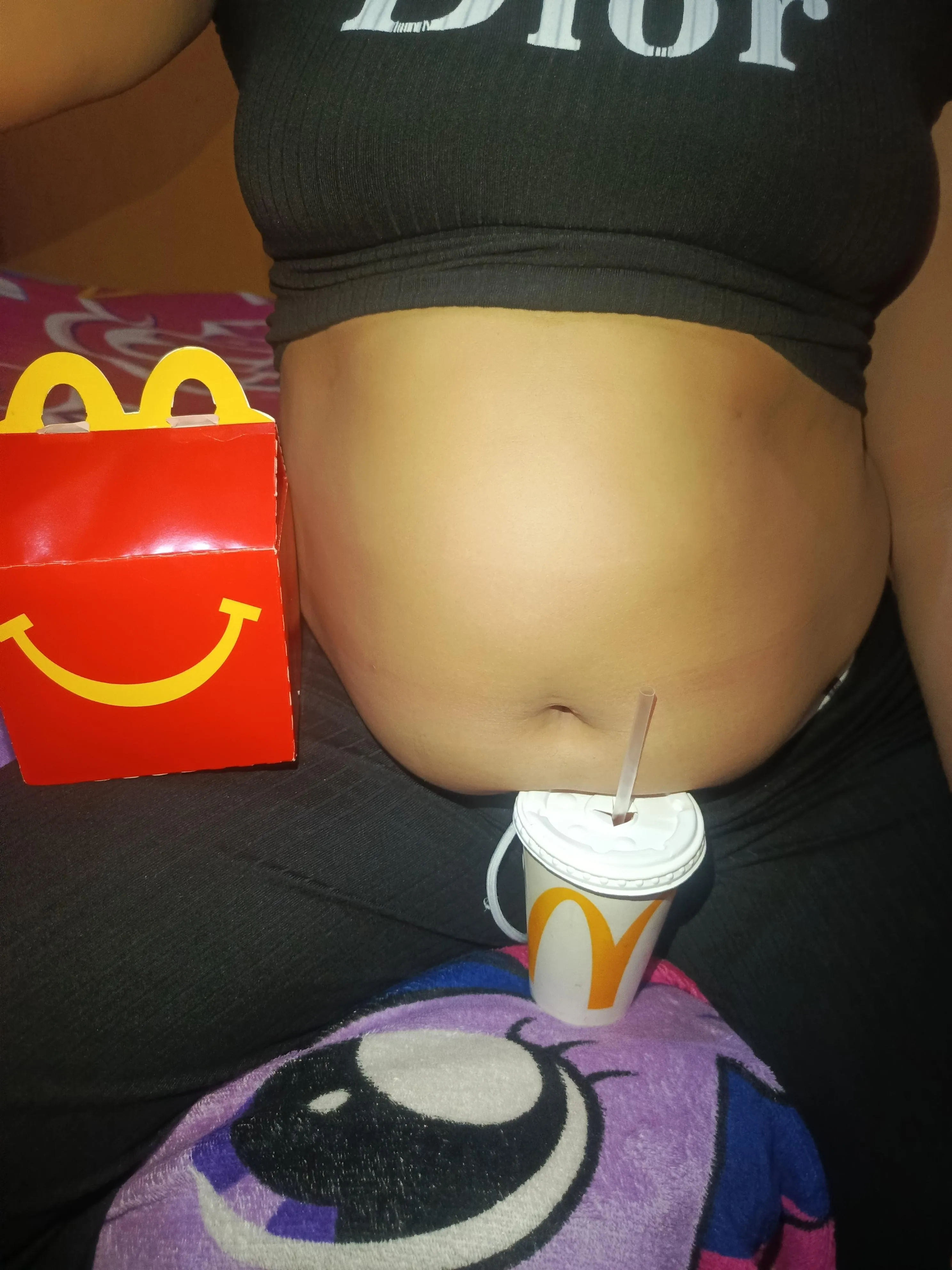 I'll see if I can fill myself with this 😂😂.. And then I'll play with my belly 😋🐽🔥🔥, do you want to come play with me 😋😈😈