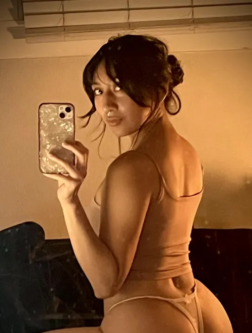 Indulge in my beauty @llilagrey