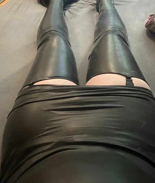 M30 Gekleidet in Latex fühle mich feminin hoffentlich findet mich jemand