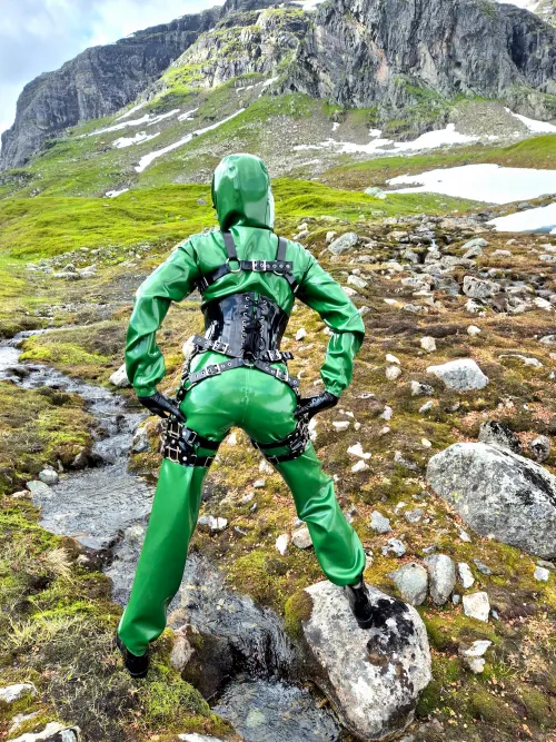 Other hikers stared a lot! 😹 Don't think they've ever seen a shiny latex-clad lady this far into the mountains before! 💚