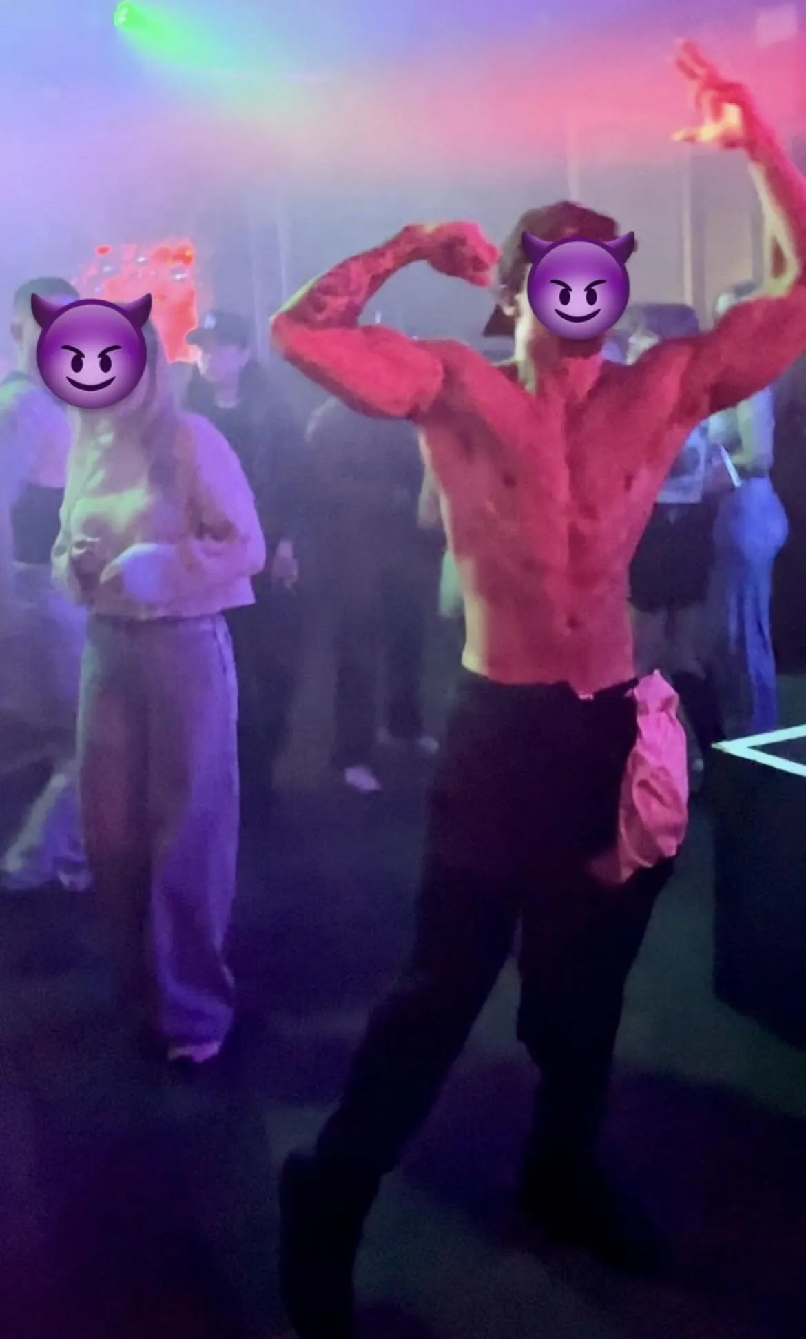 Quick bicep flex at the club while all nice and sweaty 😈😈😁