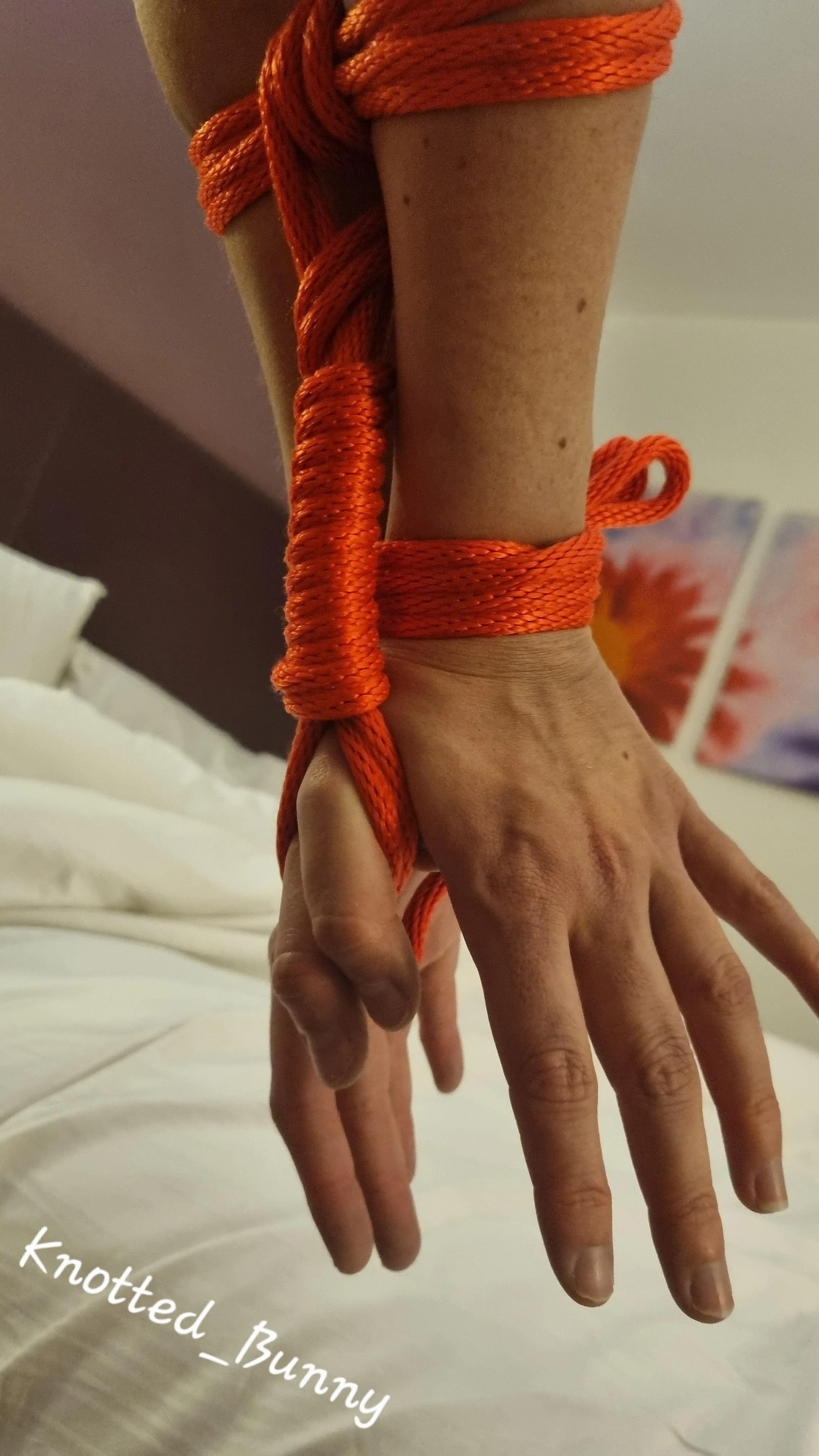 Red rope hand tie