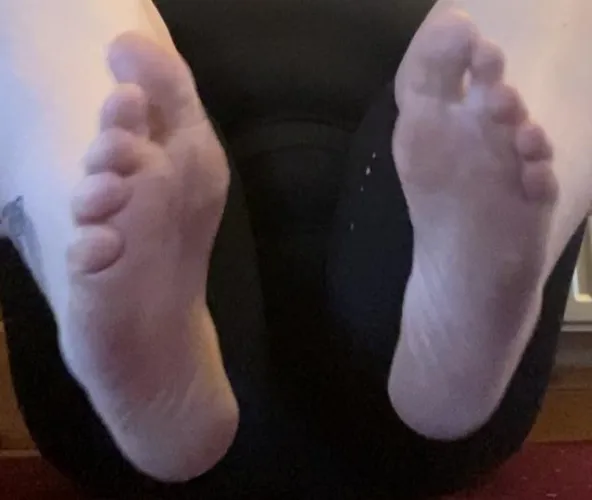 Relapse for my dirty, big, Goddess feet you footstool 👣💵😈