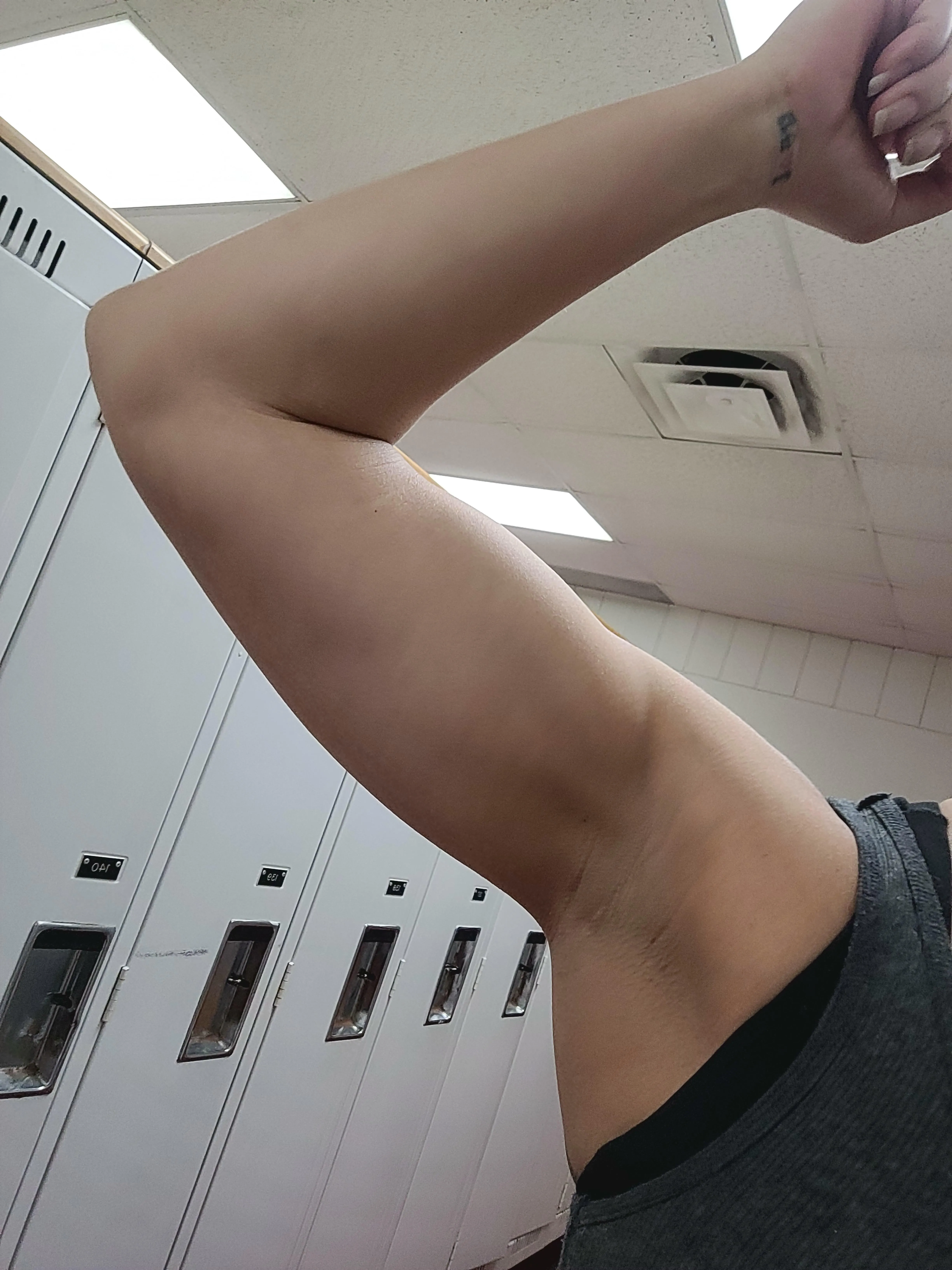 Some sweaty gym pits for all you Betas🥵😈